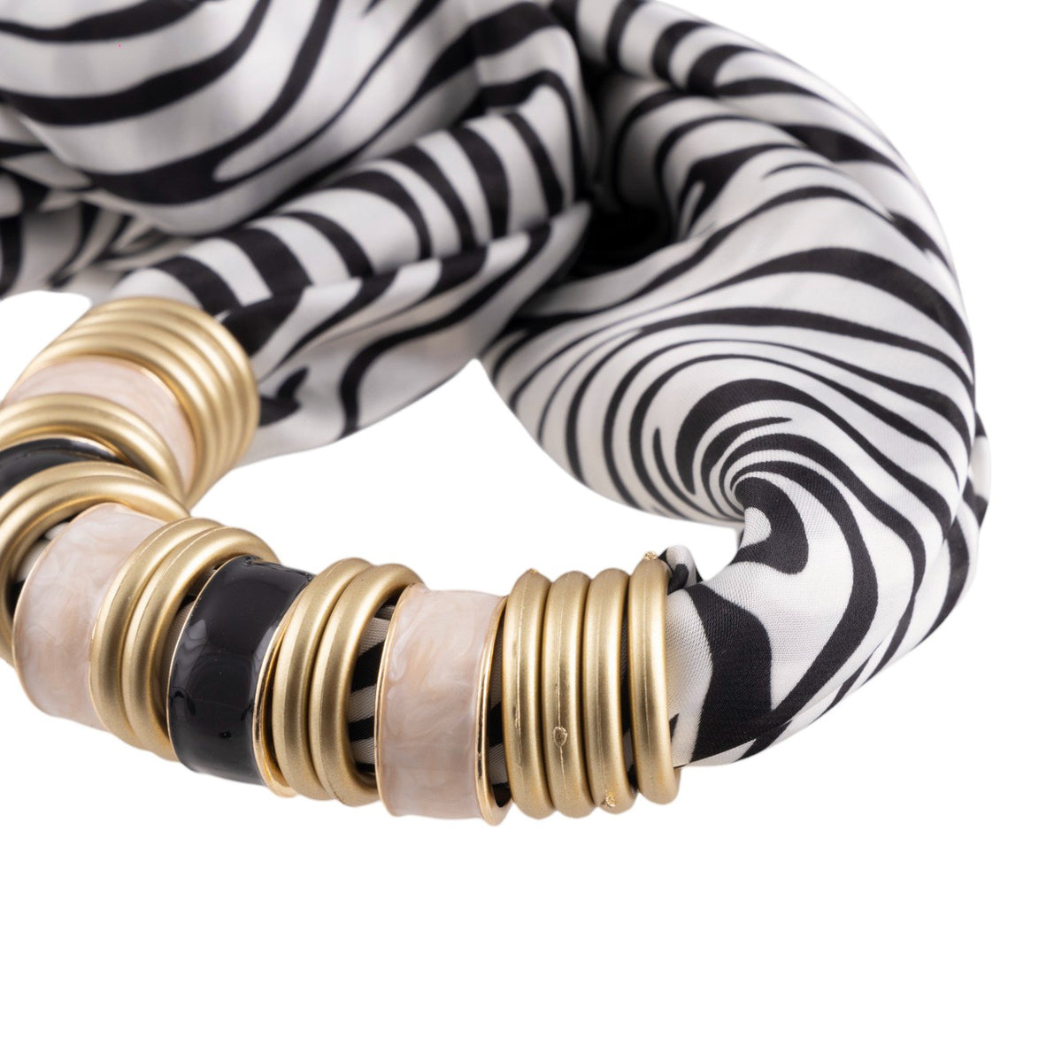 Collana foulard fantasia zebrata con anelli decorativi dorati effetto bijoux