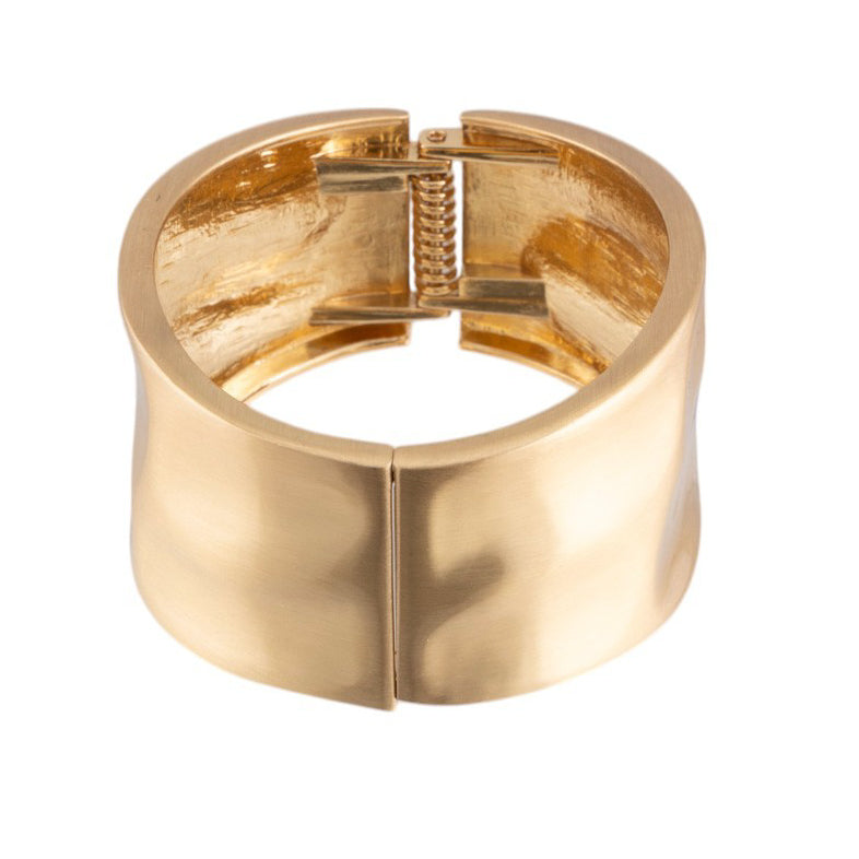 Bracciale rigido effetto satinato con lavorazione battuta e chiusura a molla