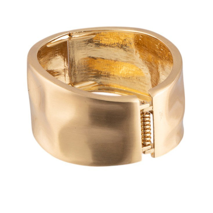 Bracciale rigido effetto satinato con lavorazione battuta e chiusura a molla