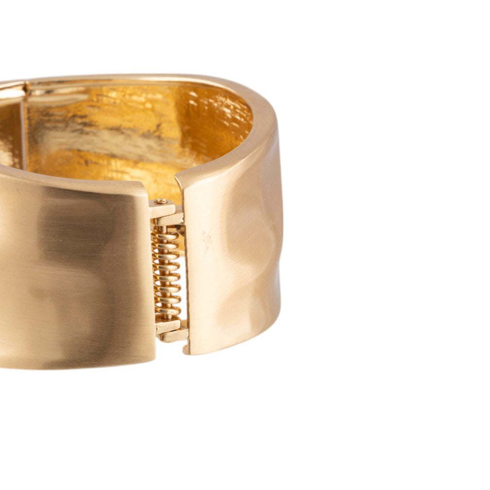 Bracciale rigido effetto satinato con lavorazione battuta e chiusura a molla