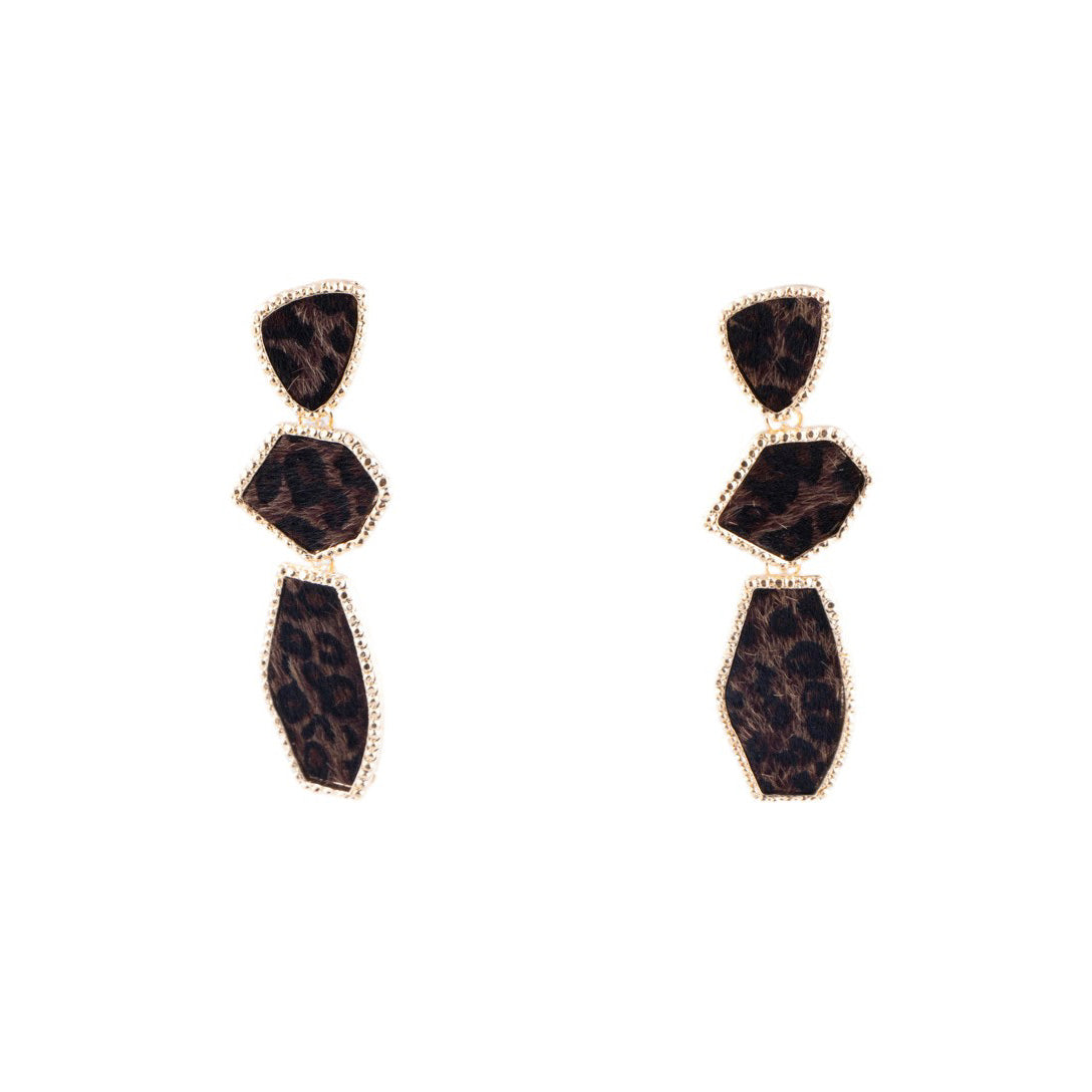 Orecchini pendenti geometrici effetto animalier con profili metallici dorati