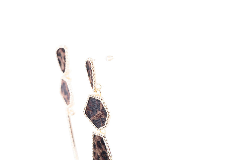 Orecchini pendenti geometrici effetto animalier con profili metallici dorati