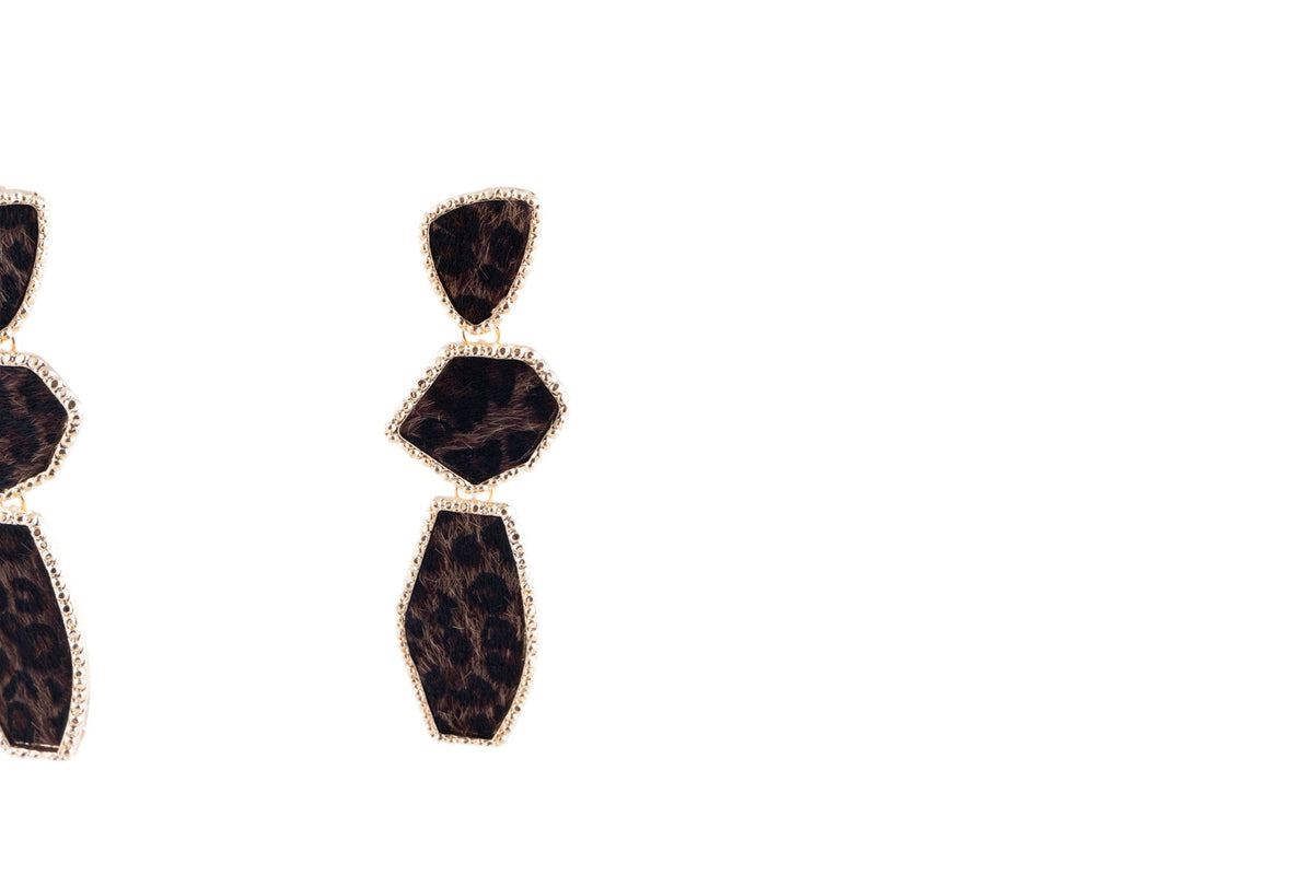 Orecchini pendenti geometrici effetto animalier con profili metallici dorati