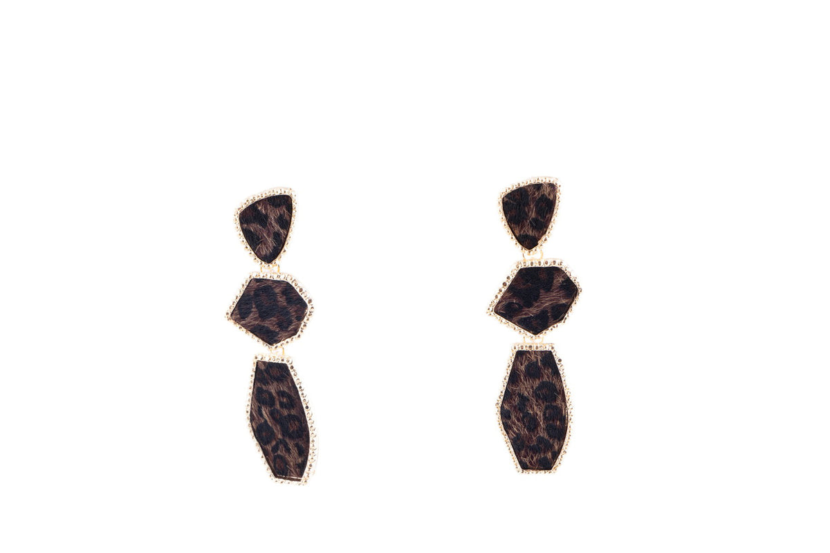 Orecchini pendenti geometrici effetto animalier con profili metallici dorati