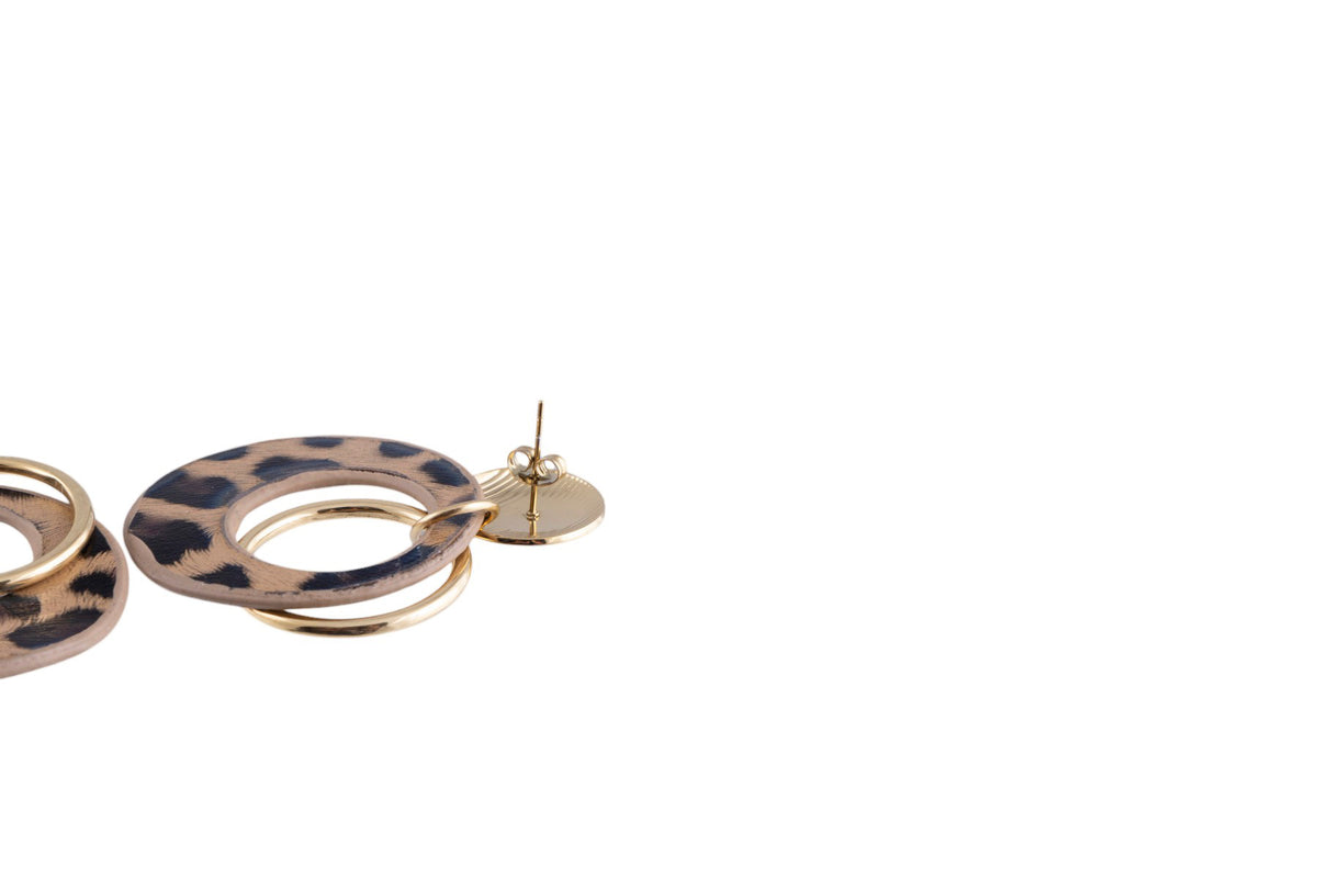 Orecchini pendenti doppi cerchi effetto animalier con finiture metalliche oro