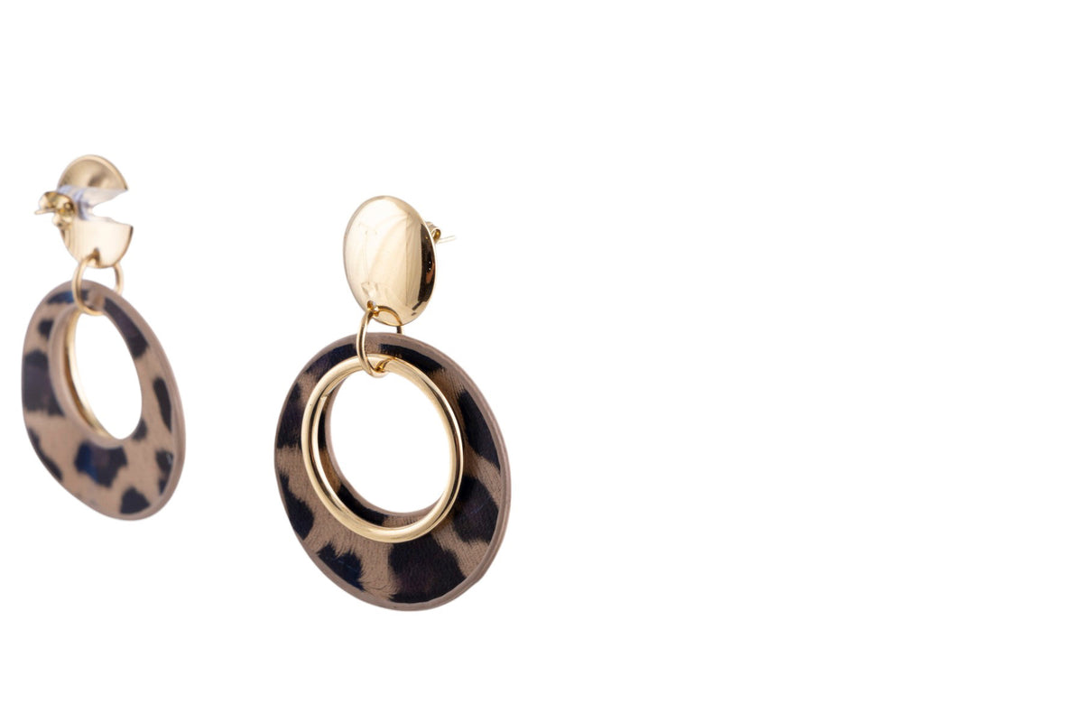 Orecchini pendenti doppi cerchi effetto animalier con finiture metalliche oro