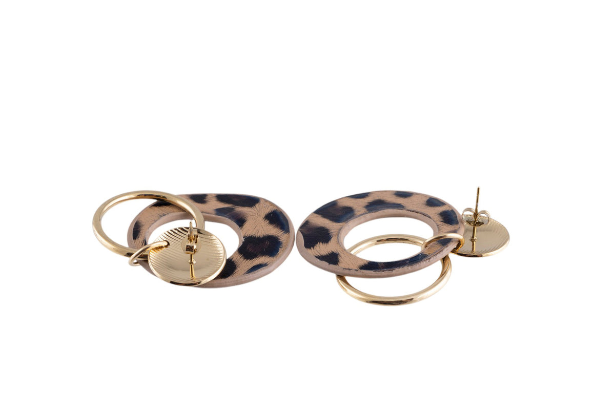 Orecchini pendenti doppi cerchi effetto animalier con finiture metalliche oro