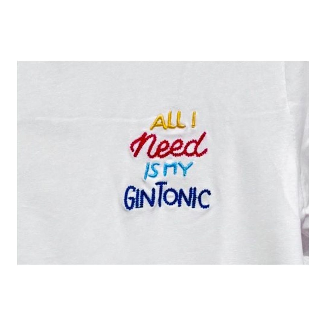 T-shirt ricamata con scritta "All I need is my gin tonic" 100% cotone