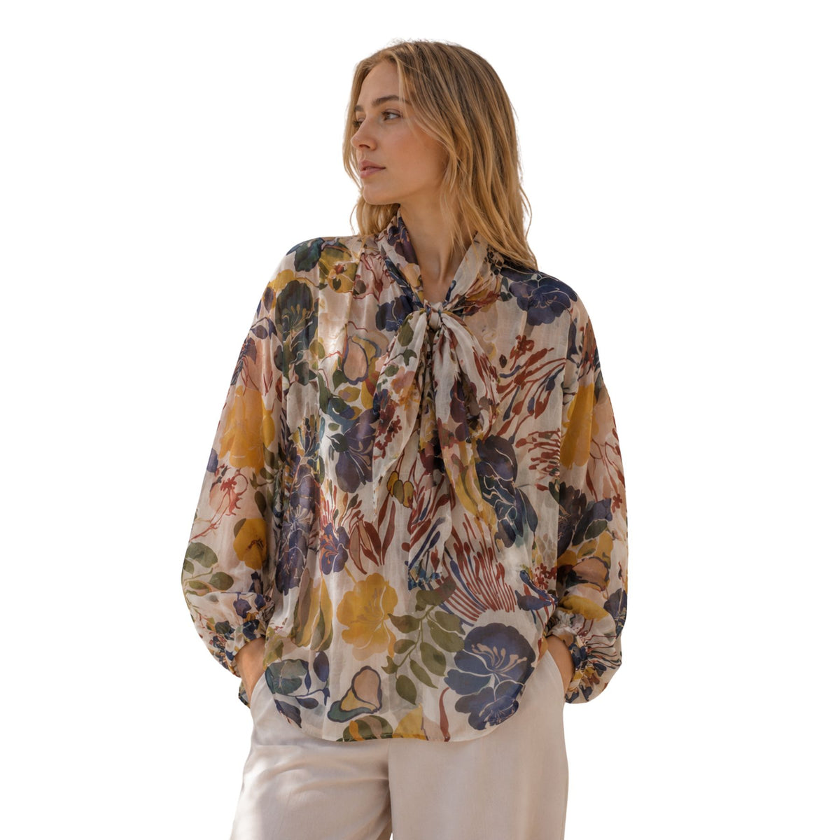 Blusa donna semitrasparente, fiocco al collo e fantasia Made in Italy