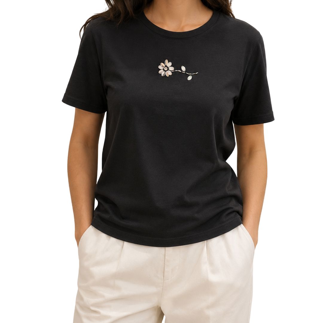 T-shirt donna a maniche corte con applicazione a fiore in paillettes in cotone