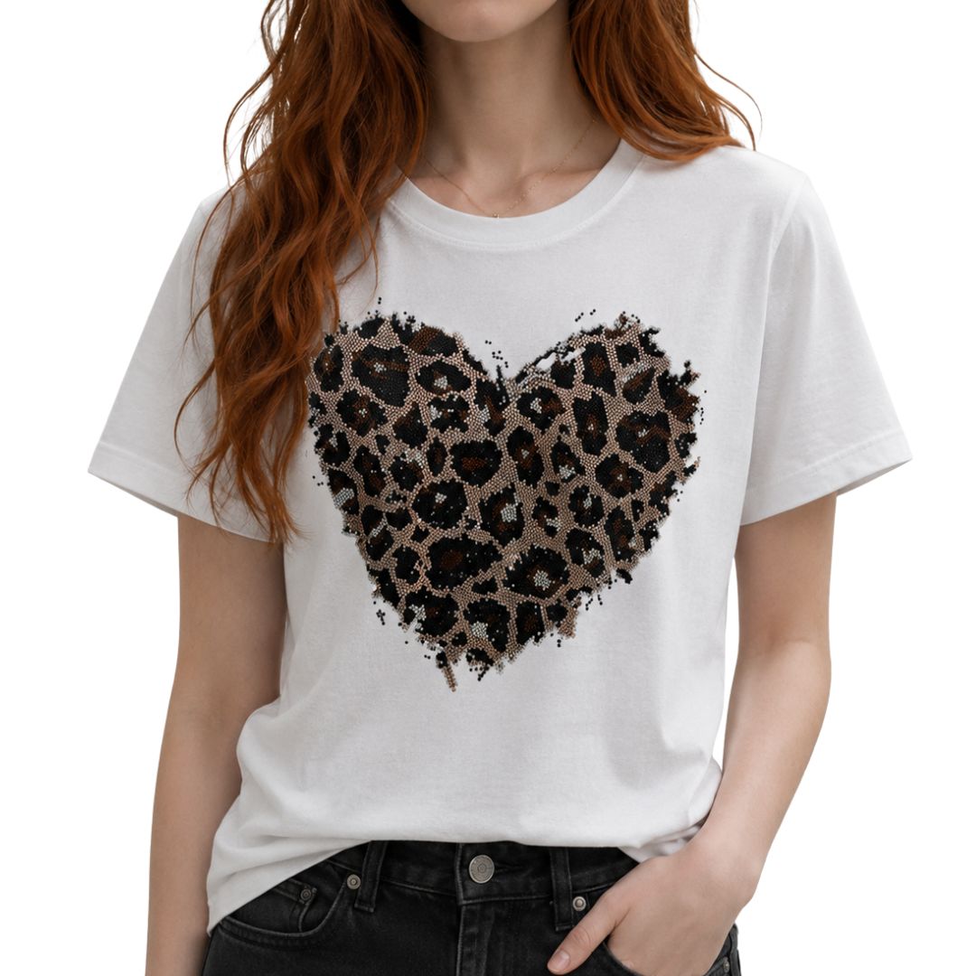 T-shirt donna a maniche corte con applicazione in strass a cuore maculato