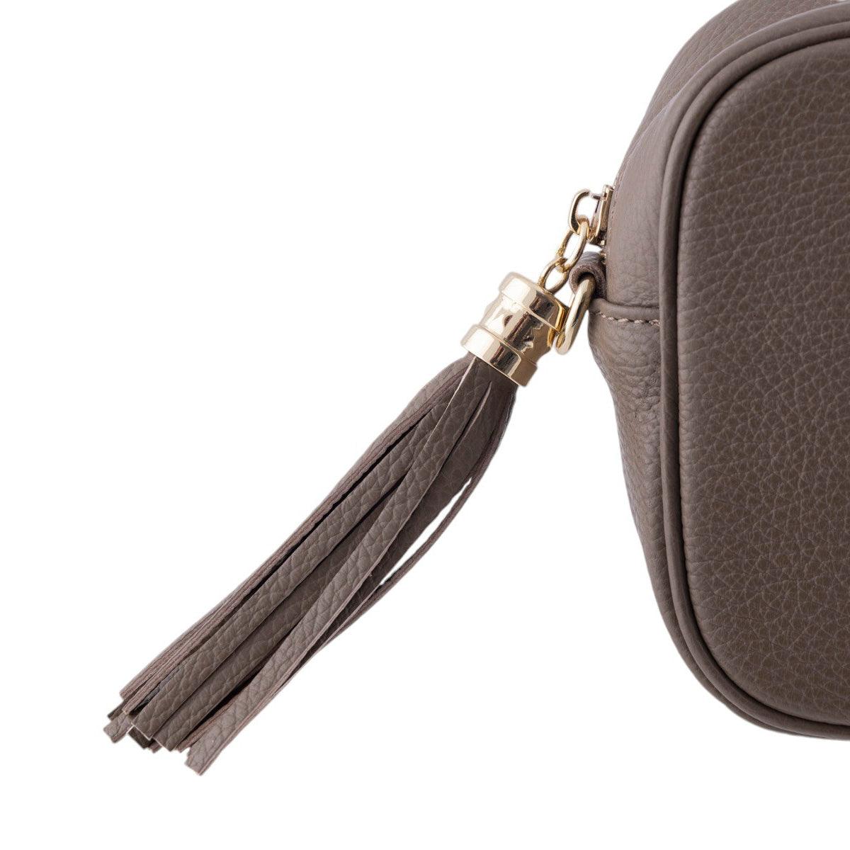 Borsa cubotto in vera pelle martellata con tracolla regolabile e zip superiore