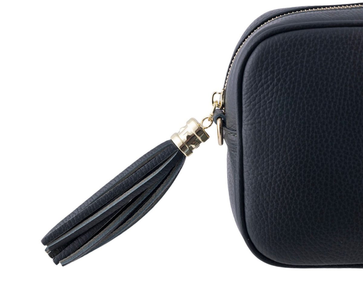 Borsa cubotto in vera pelle martellata con tracolla regolabile e zip superiore
