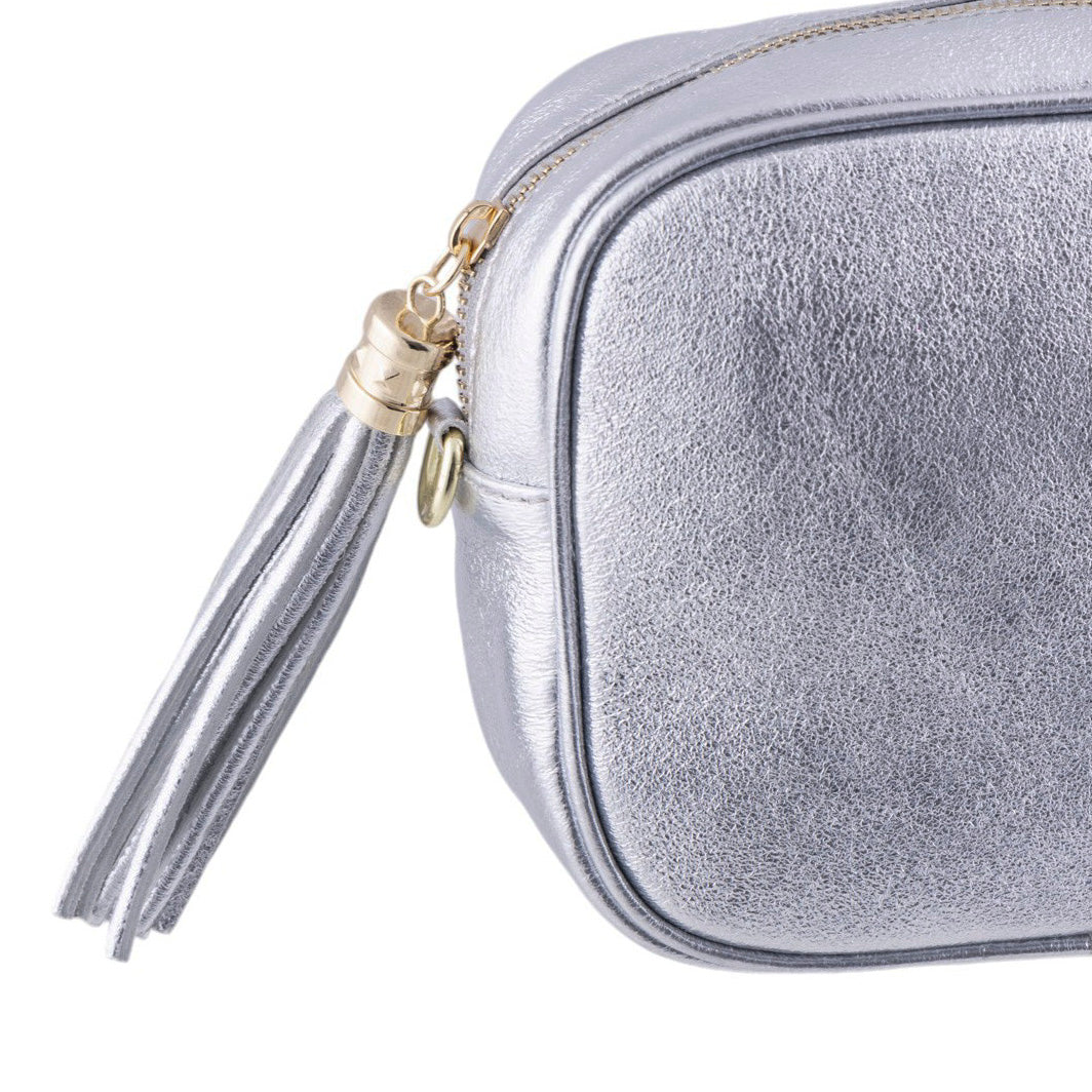 Borsa cubotto in vera pelle martellata con tracolla regolabile e zip superiore
