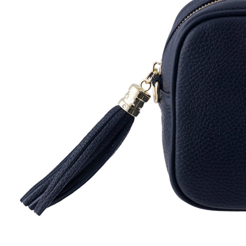 Borsa cubotto in vera pelle martellata con tracolla regolabile e zip superiore
