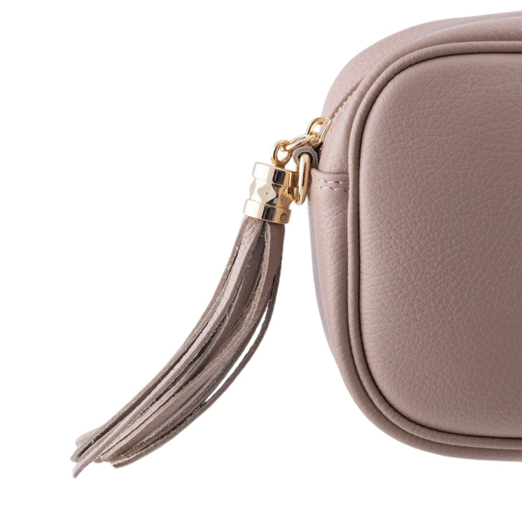 Borsa cubotto in vera pelle martellata con tracolla regolabile e zip superiore