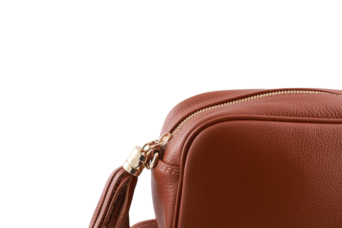Borsa cubotto in vera pelle martellata con tracolla regolabile e zip superiore