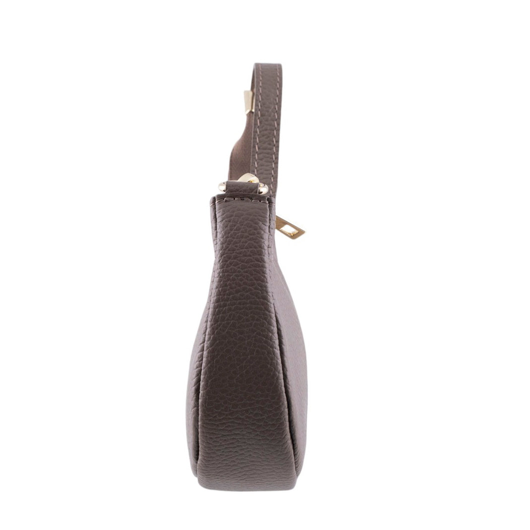Borsina forma di mezzaluna in vera pelle martellata con chiusura zip, e tracolla