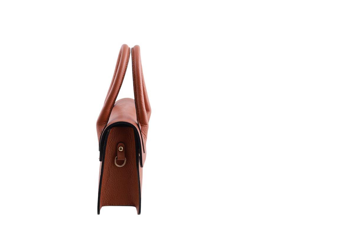 Borsa trapezio in pelle martellata due manici semirigidi con tracolla regolabile