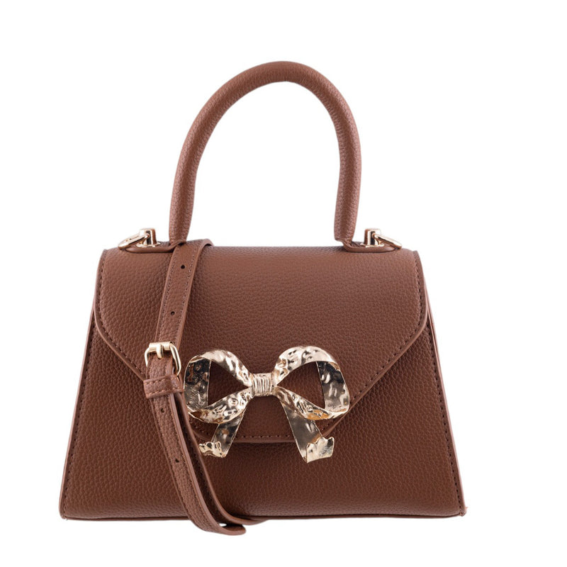 Borsa donna a trapezio in pelle martellata con chiusura frontale a fiocco oro