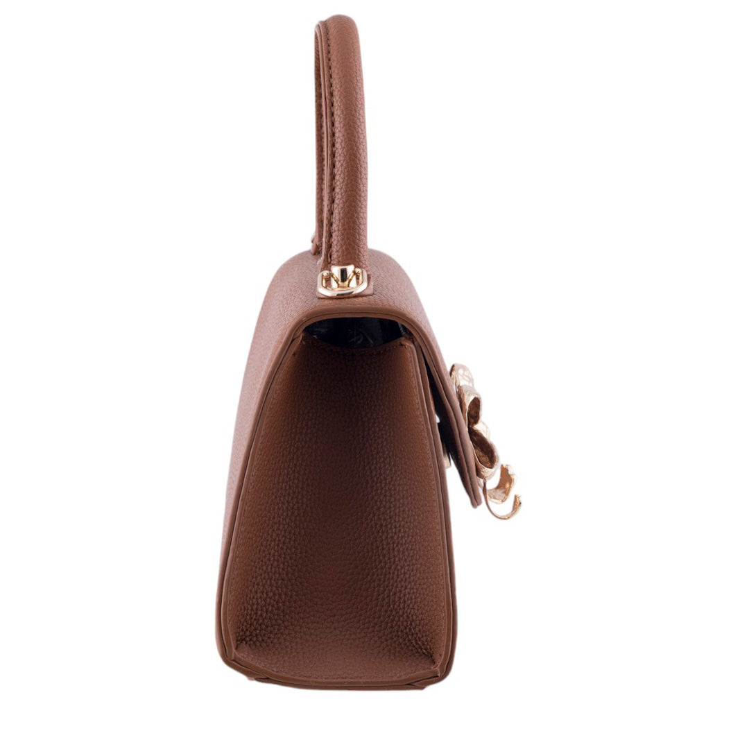 Borsa donna a trapezio in pelle martellata con chiusura frontale a fiocco oro