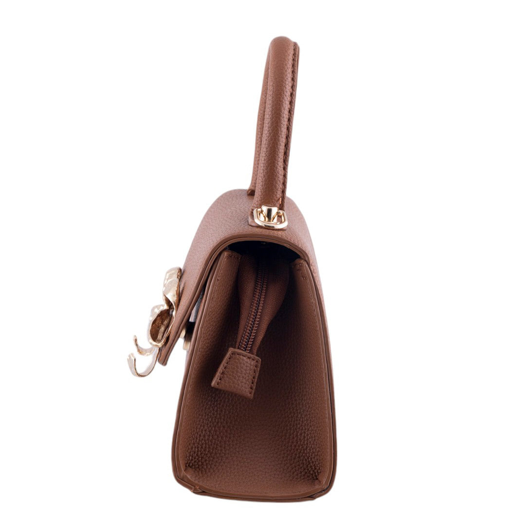 Borsa donna a trapezio in pelle martellata con chiusura frontale a fiocco oro