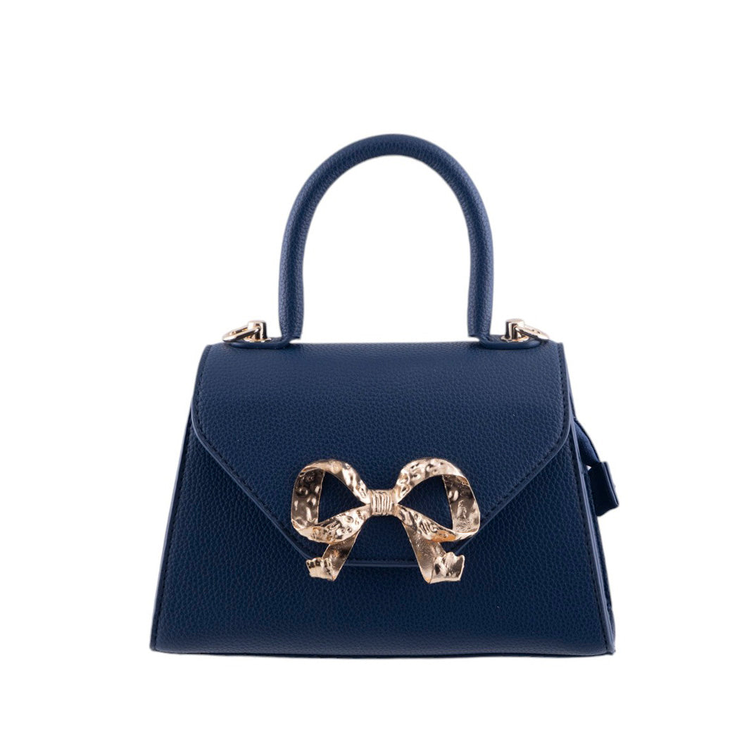 Borsa donna a trapezio in pelle martellata con chiusura frontale a fiocco oro