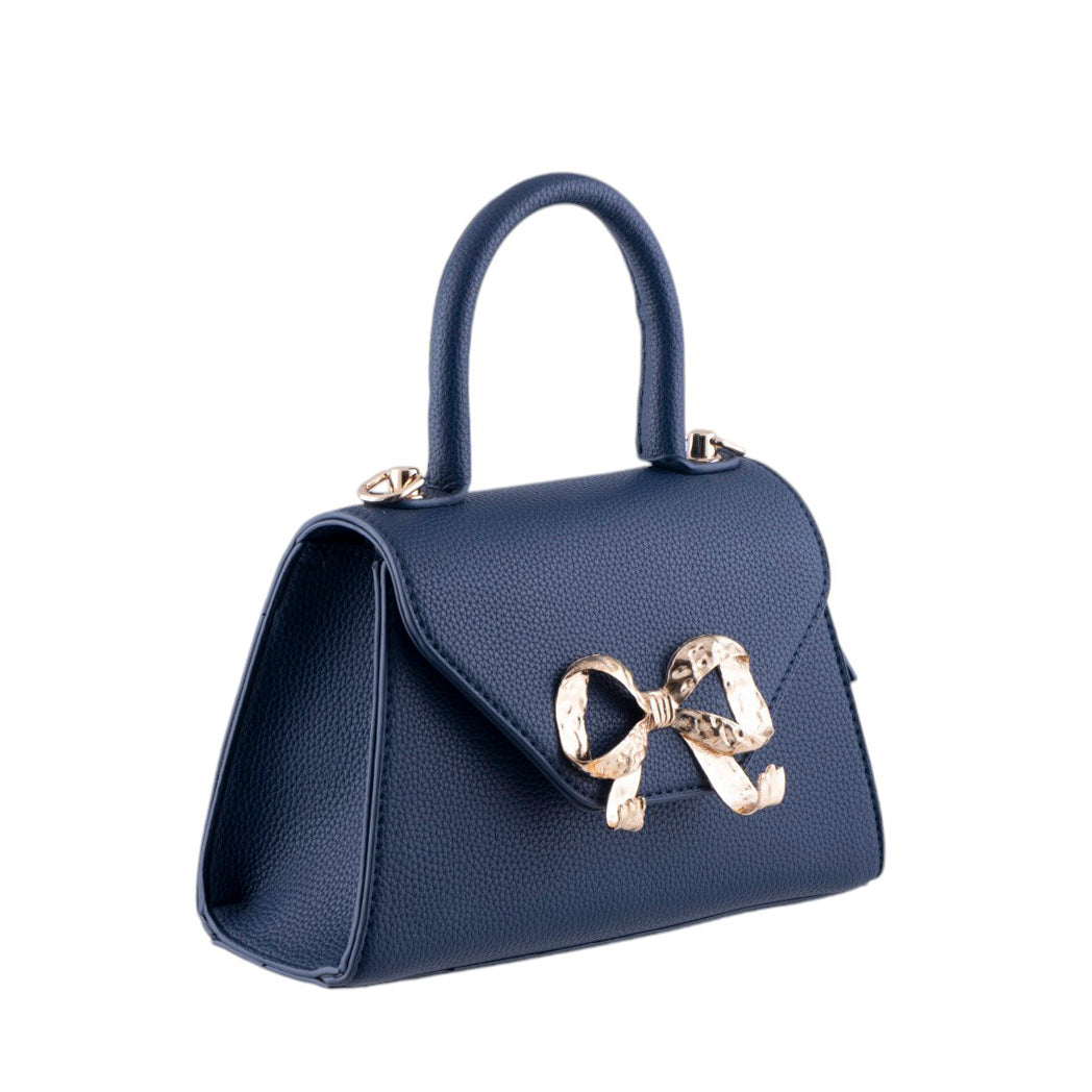 Borsa donna a trapezio in pelle martellata con chiusura frontale a fiocco oro
