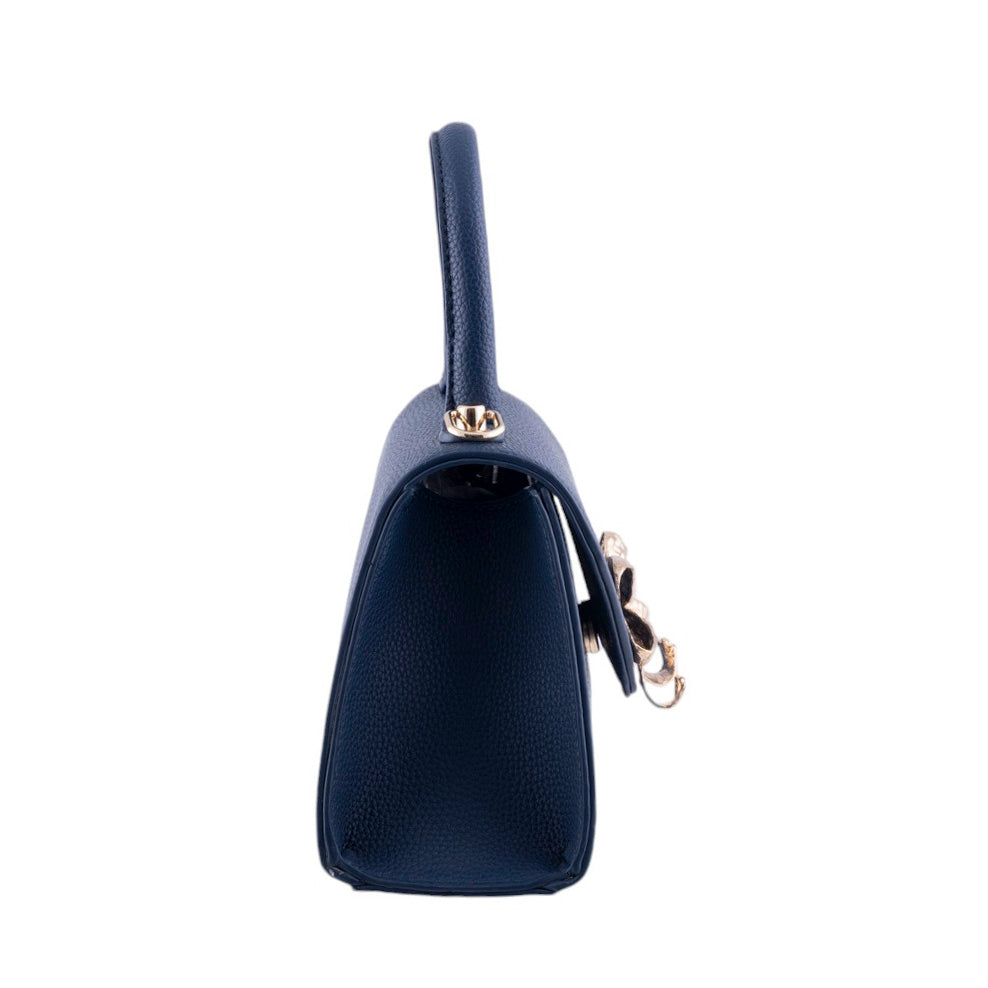Borsa donna a trapezio in pelle martellata con chiusura frontale a fiocco oro