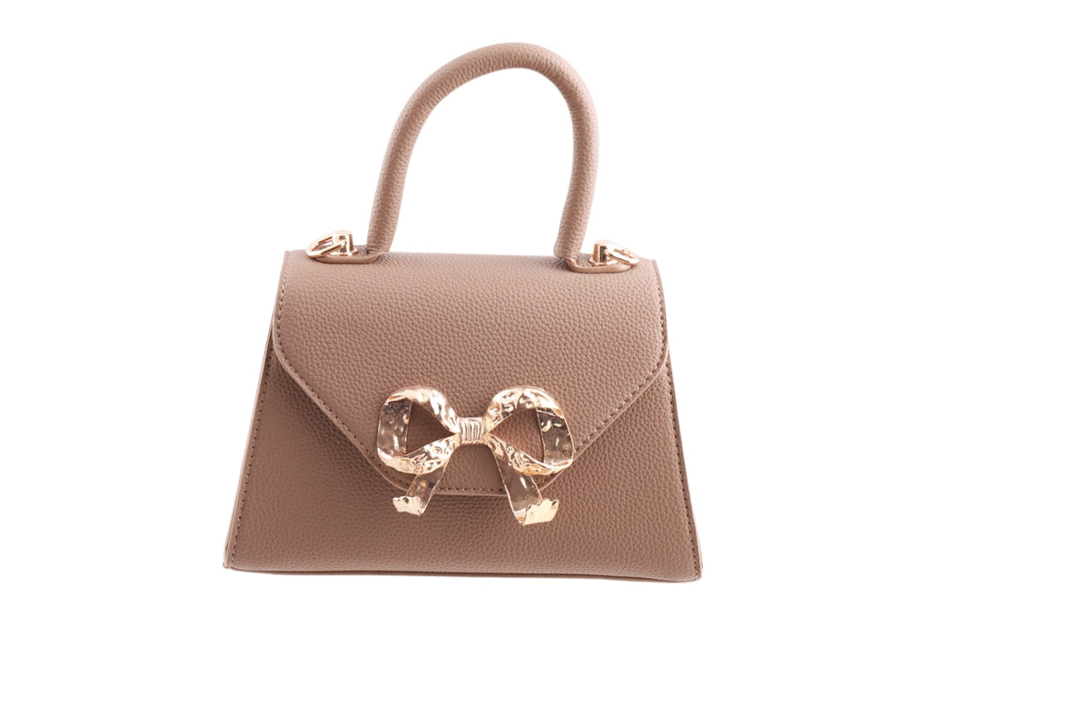 Borsa donna a trapezio in pelle martellata con chiusura frontale a fiocco oro