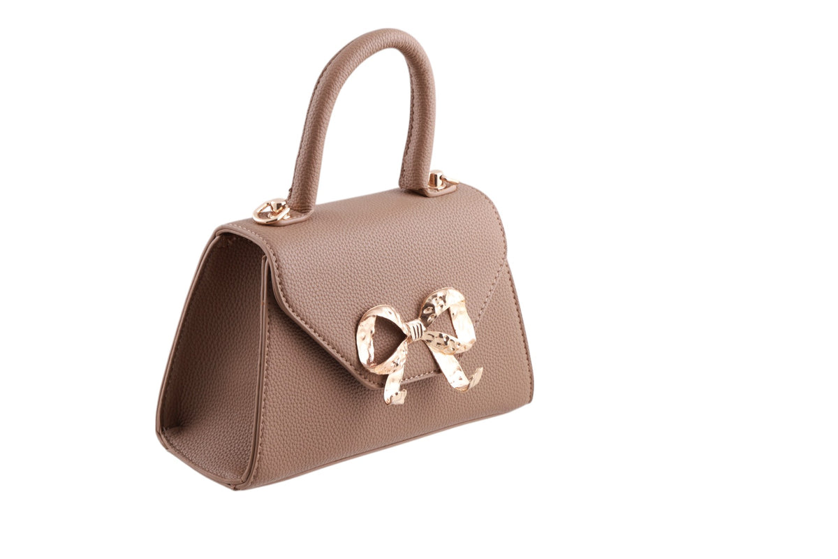 Borsa donna a trapezio in pelle martellata con chiusura frontale a fiocco oro