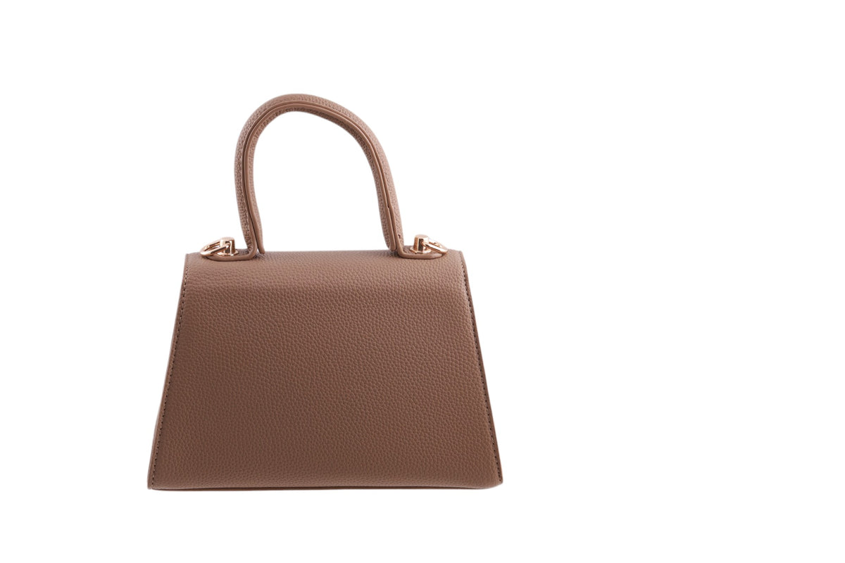 Borsa donna a trapezio in pelle martellata con chiusura frontale a fiocco oro