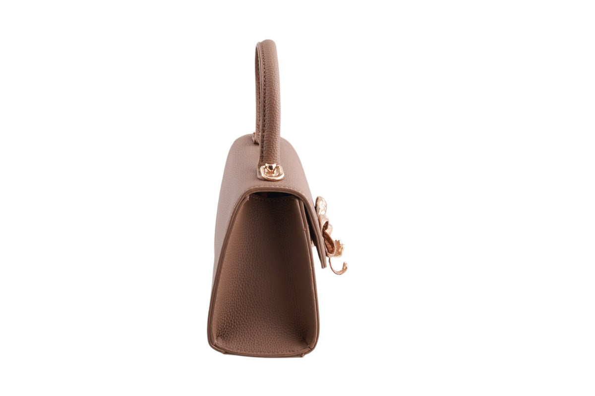 Borsa donna a trapezio in pelle martellata con chiusura frontale a fiocco oro