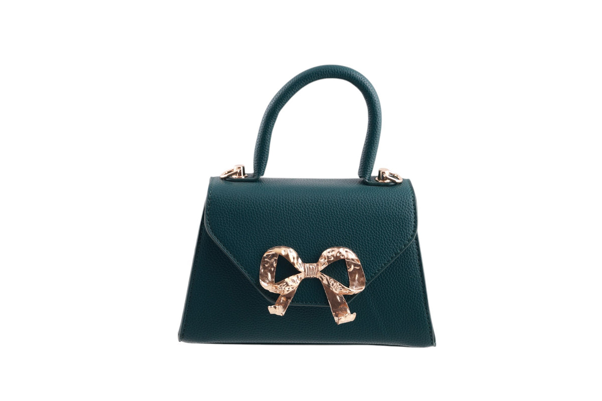 Borsa donna a trapezio in pelle martellata con chiusura frontale a fiocco oro