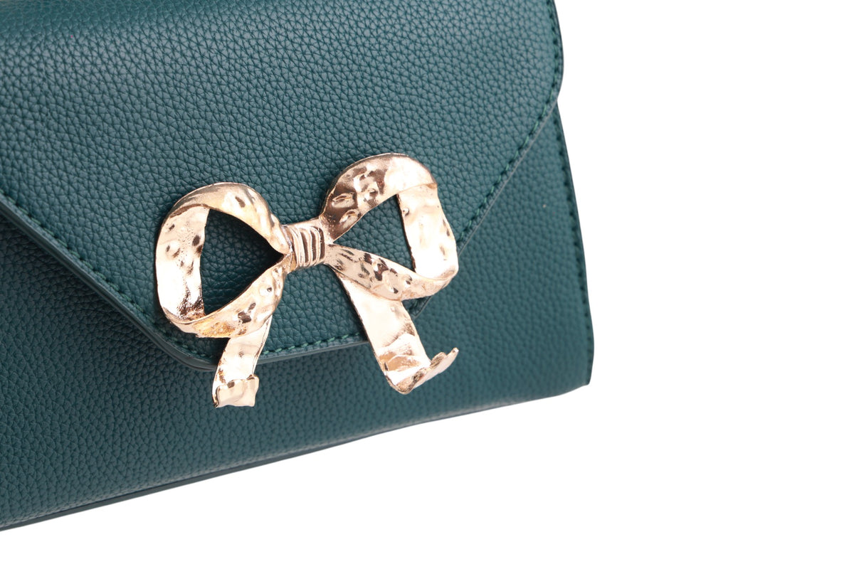 Borsa donna a trapezio in pelle martellata con chiusura frontale a fiocco oro