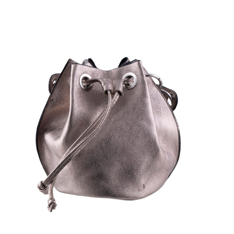 Borsa secchiello in vera pelle metallizzata con chiusura a coulisse e tracolla