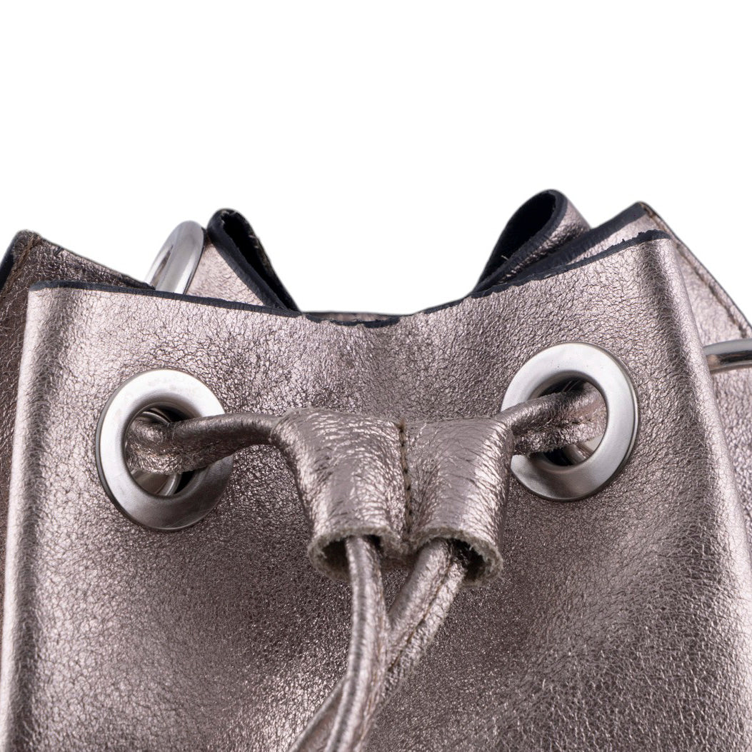 Borsa secchiello in vera pelle metallizzata con chiusura a coulisse e tracolla