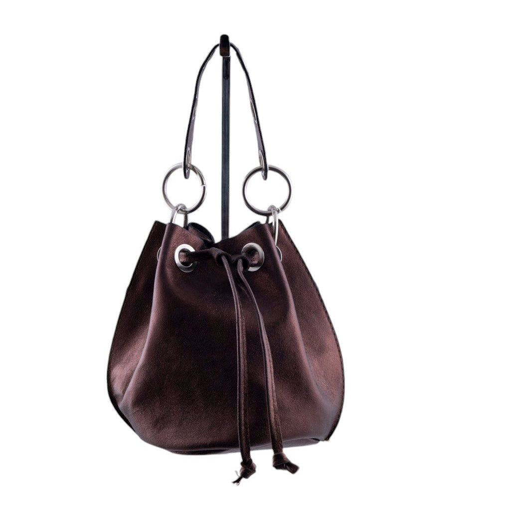 Borsa secchiello in vera pelle metallizzata con chiusura a coulisse e tracolla