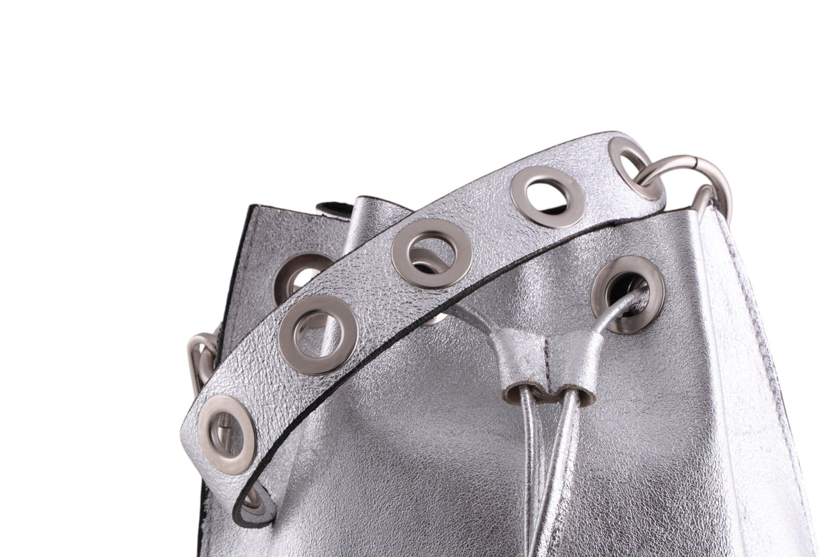 Borsa secchiello in vera pelle metallizzata con chiusura a coulisse e tracolla