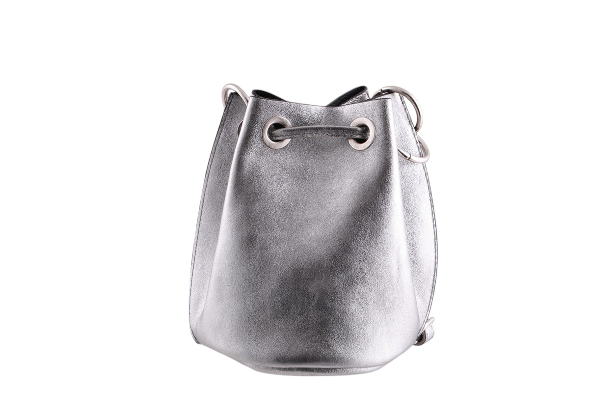 Borsa secchiello in vera pelle metallizzata con chiusura a coulisse e tracolla