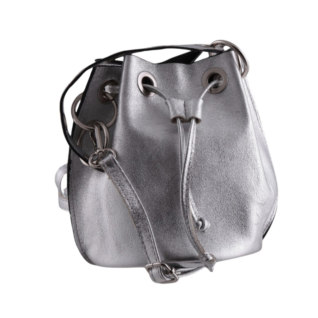 Borsa secchiello in vera pelle metallizzata con chiusura a coulisse e tracolla