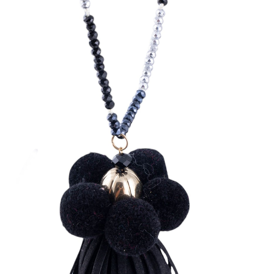 Collana lunga con nappa in microfibra, pon pon decorativi e fili di perline