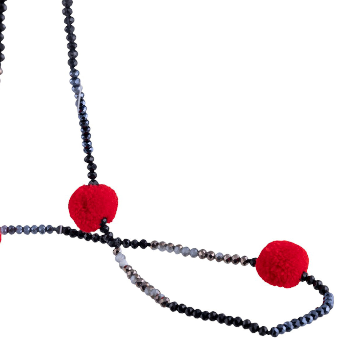 Collana lunga con pon pon decorativi e intreccio di microperline lavorate