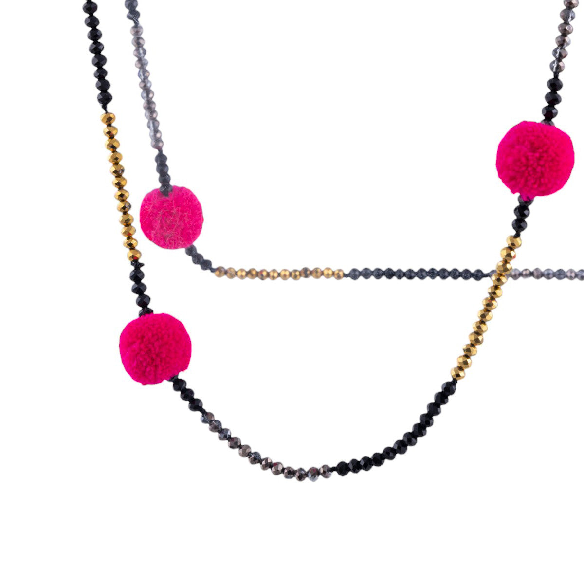Collana lunga con pon pon decorativi e intreccio di microperline lavorate