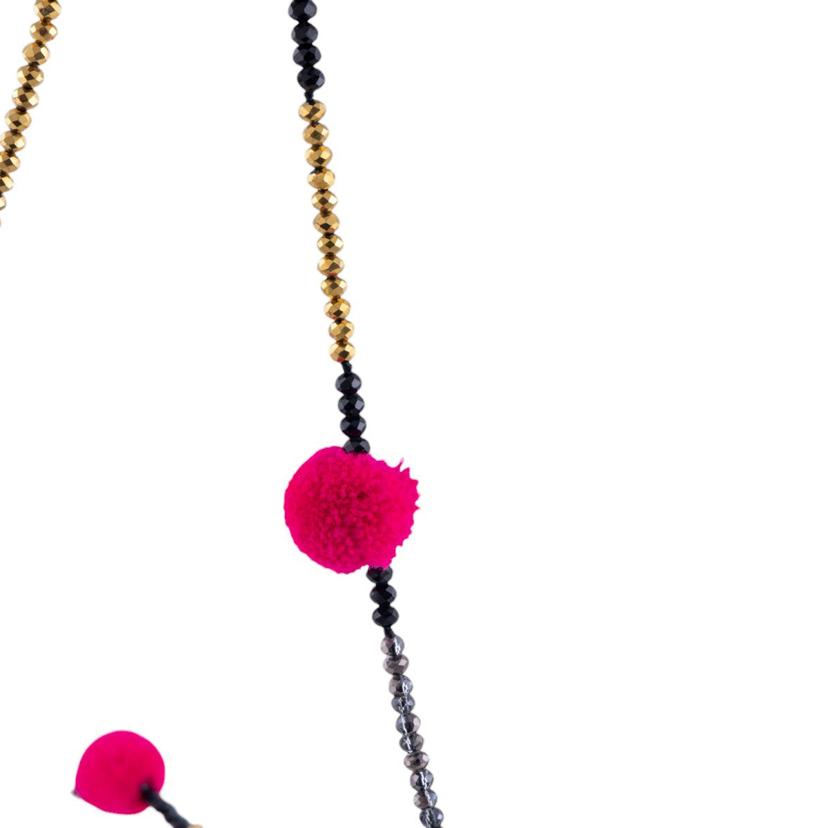 Collana lunga con pon pon decorativi e intreccio di microperline lavorate