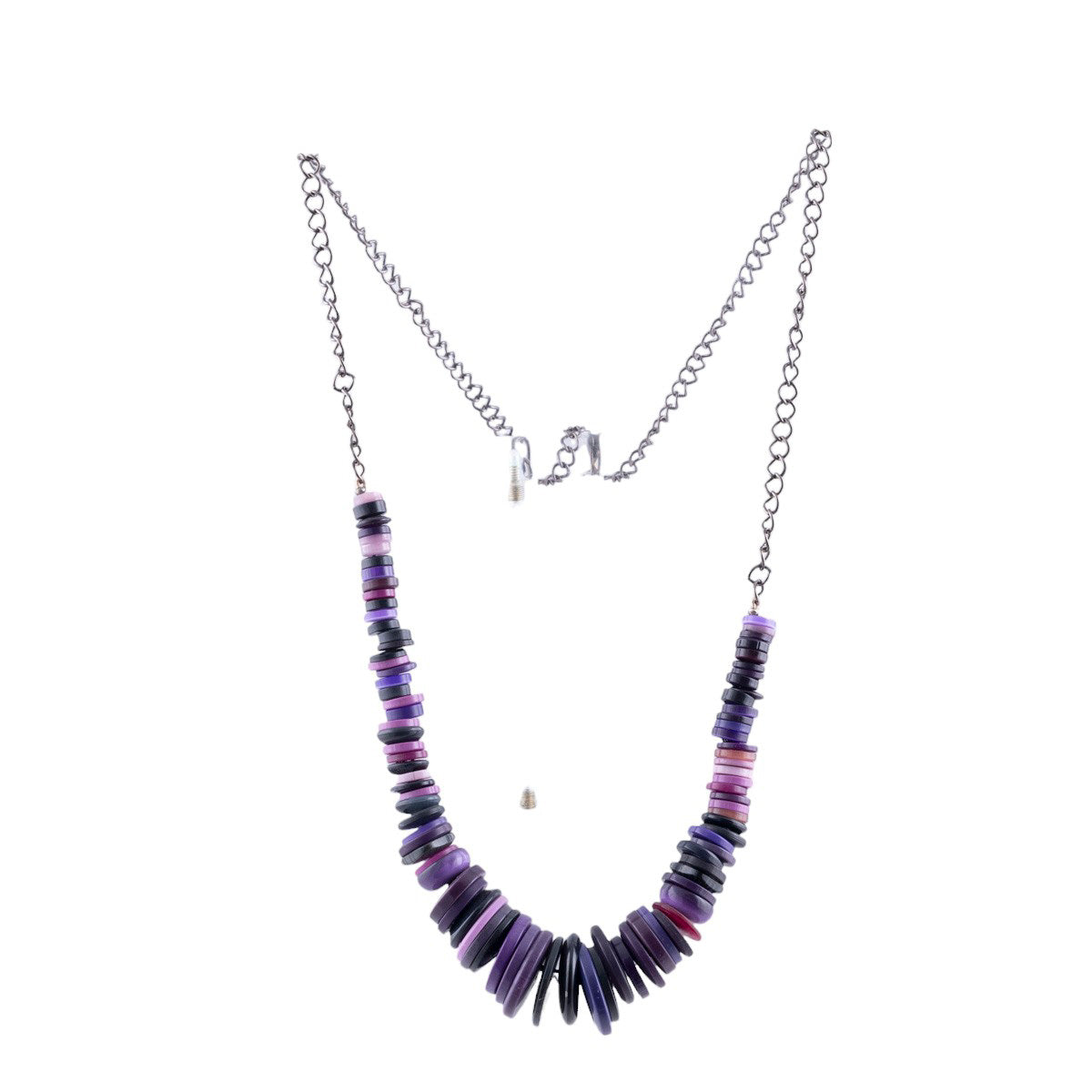 Collana artigianale con elementi a bottone multicolor su catena metallica