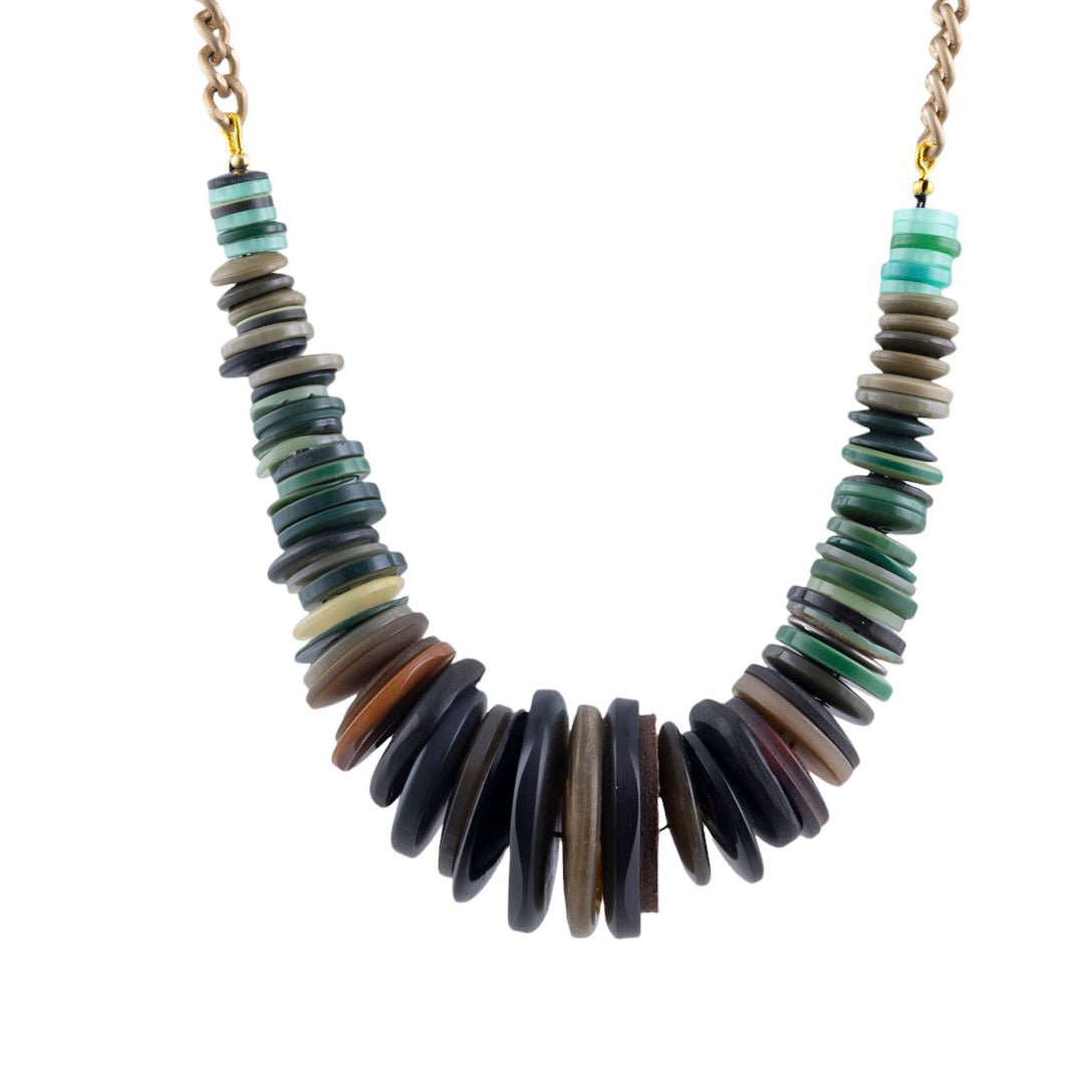 Collana artigianale con elementi a bottone multicolor su catena metallica