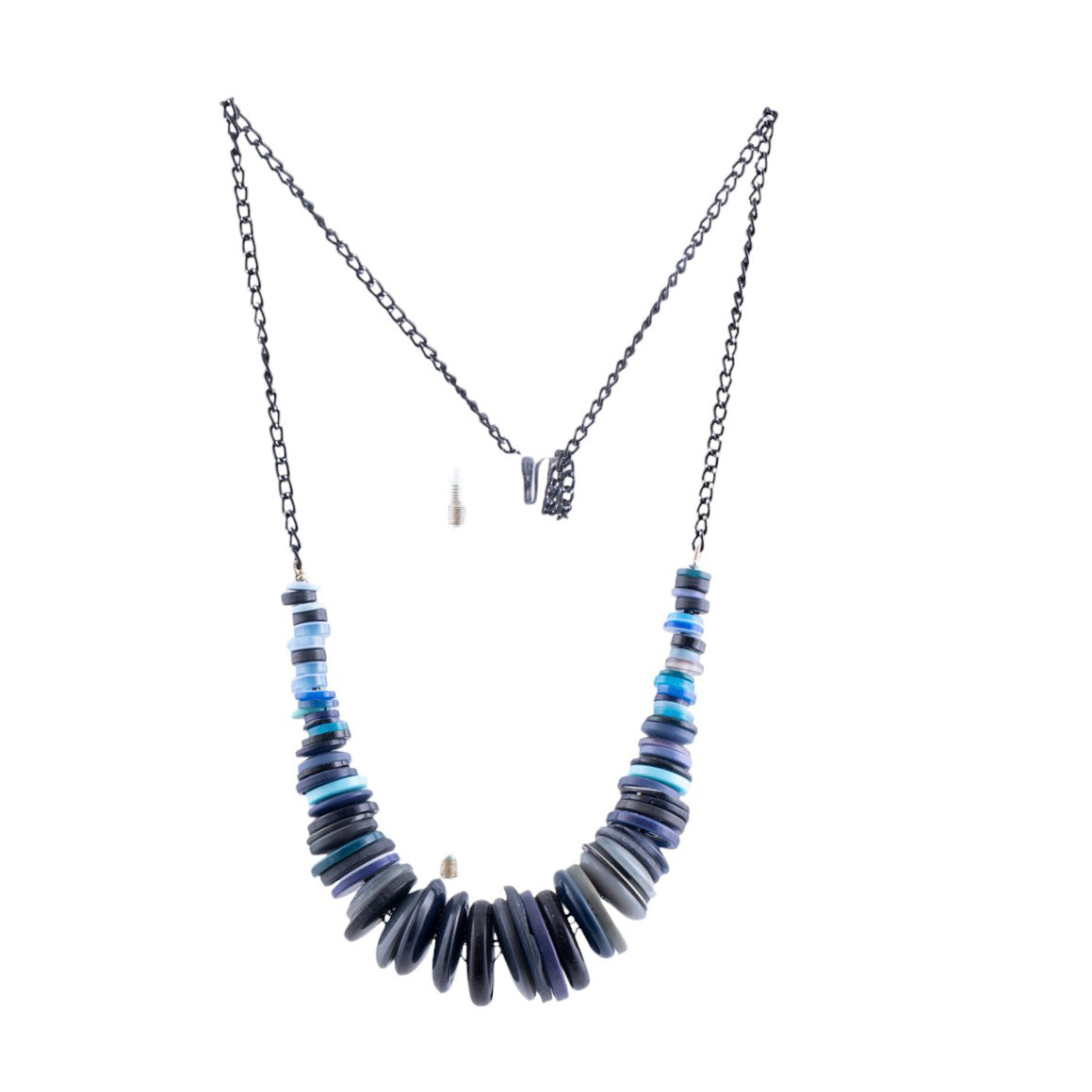 Collana artigianale con elementi a bottone multicolor su catena metallica