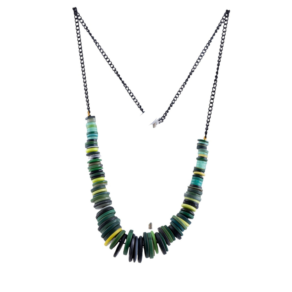 Collana artigianale con elementi a bottone multicolor su catena metallica