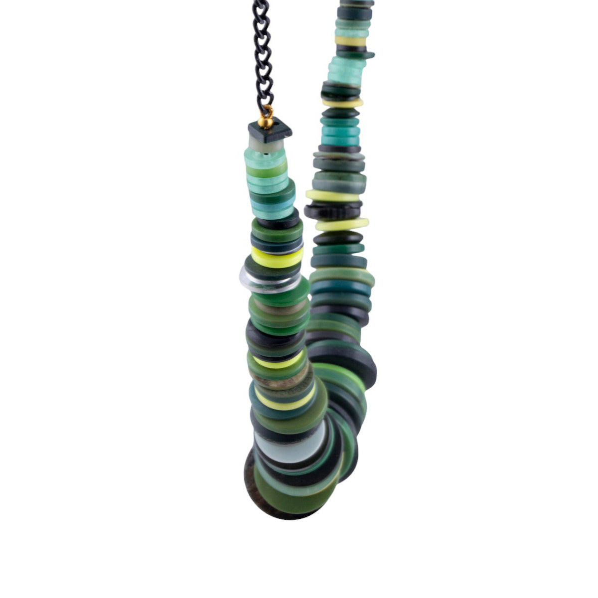 Collana artigianale con elementi a bottone multicolor su catena metallica